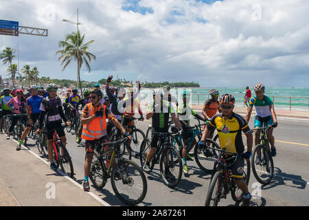 Salvador, Brésil - 22 septembre 2019 : Groupe de cyclistes à cheval dans les rues de quartier Itapua sur la Journée sans voiture Banque D'Images