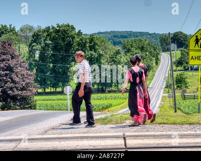 Lancaster, Pennsylvanie, juin 2019 - adolescents Amish à marcher le long des voies ferrées en pleine campagne sur une journée ensoleillée
