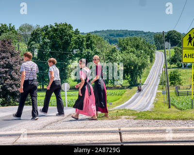 Lancaster, Pennsylvanie, juin 2019 - adolescents Amish à marcher le long des voies ferrées en pleine campagne sur une journée ensoleillée