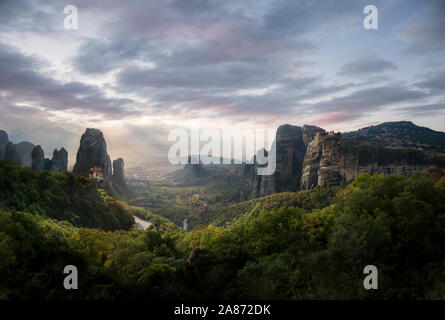 Beau coucher du soleil dans les montagnes picturale les météores, les rayons du soleil l'éclairage Rousanou Conveent Banque D'Images