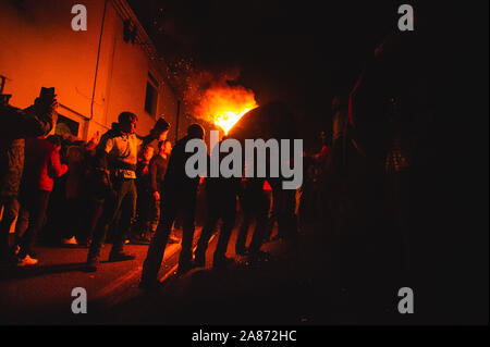 Honiton, UK, 5e Nov 2019 Participants​, prendre part à la tar Honiton barils événement pour célébrer le 5 novembre en portant la gravure de barils en haut et en bas de la rue. Crédit : Guy Peterson/ Alamy Live News Banque D'Images