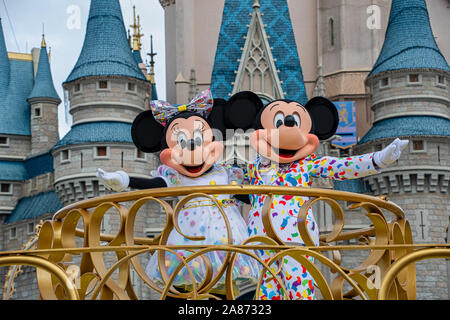 Mickey et Minnie Mouse dans le Mousekedance il parade à Disney World Banque D'Images