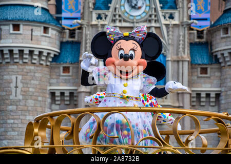 Minnie Mouse dans le Mousekedance il parade à Disney World Banque D'Images