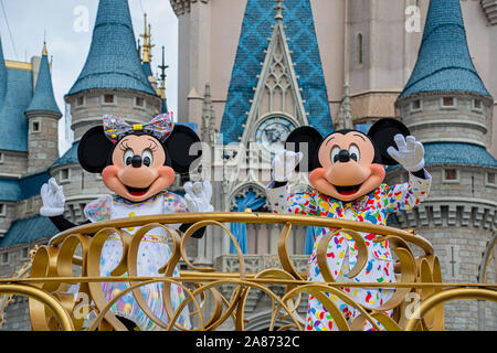 Mickey et Minnie Mouse dans le Mousekedance il parade à Disney World Banque D'Images