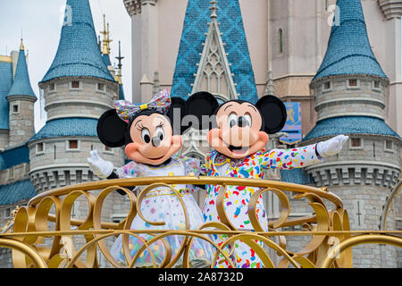 Mickey et Minnie Mouse dans le Mousekedance il parade à Disney World Banque D'Images