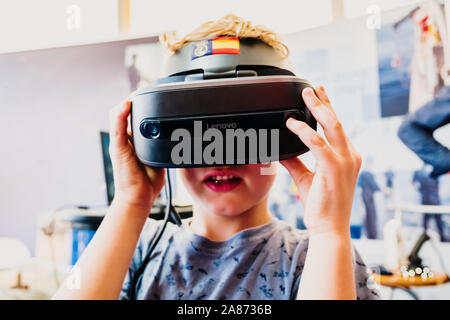 Valencia, Espagne - 2 novembre : lunettes de réalité virtuelle VR à une manifestation. Banque D'Images