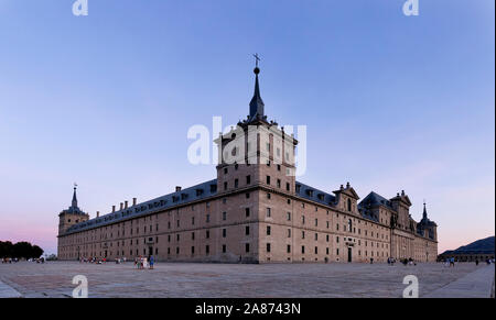 San Lorenzo del Escorial, Madrid, Espagne : vue générale de l'ensemble du bâtiment du monastère royal de San Lorenzo de El Escorial. Banque D'Images