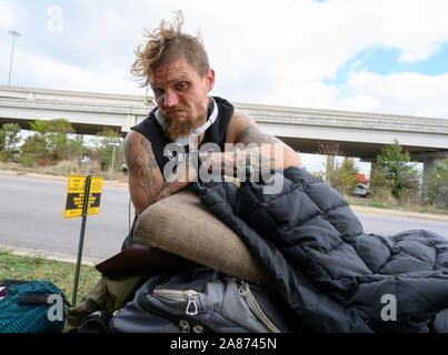 Ray Harvey revient à ses affaires après avoir quitté son campement de sans-abri sous le viaduc de l'autoroute à proximité à Austin, Texas. Les travailleurs de l'état nettoyé le camp sous l'ordre de Texas Gov. Greg Abbott, qui a identifié 16 sites d'autres sans-abri pour la dépose. Banque D'Images