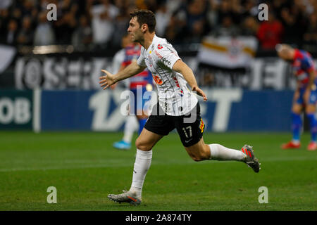 Boselli célébrer le premier but de Corinthiens pendant le jeu entre les Corinthiens et Fortaleza pour la 31e ronde de la ligue brésilienne, connu localement sous le Campeonato Brasiliero. Le jeu a eu lieu à l'Arena Corinthians de Sao Paulo, Brésil. Banque D'Images