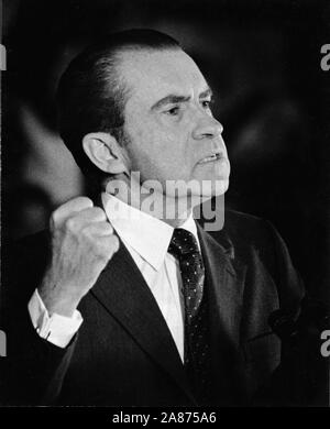 Richard Milhous Nixon (9 janvier 1913 - 22 avril 1994) était un homme politique américain qui fut le 37e président des États-Unis de 1969 jusqu'à sa démission en 1974. Le seul président à démissionner de l'office, il a auparavant été la 36e vice-président de 1953 à 1961, et en tant que représentant et sénateur de Californie. Nixon est né à Yorba Linda, Californie. Il a terminé ses études de premier cycle à Whittier College, puis a obtenu son diplôme de la Duke University School of Law en 1937 et retourna en Californie pour la pratique du droit Banque D'Images