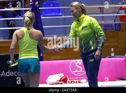 KHARKIV, UKRAINE - 11 février 2017 : l'équipe nationale australienne player Daria GAVRILOVA (L) et le capitaine Alicia MOLIK au cours de la BNP Paribas tennis FedCup match contre l'Ukraine à Kharkiv Banque D'Images