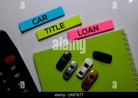 Titre de prêt voiture écrire sur Post-it et petite voiture. fond blanc Banque D'Images