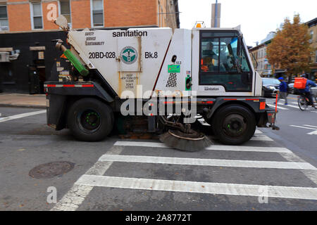 Un assainissement NYC Street Sweeper truck Banque D'Images