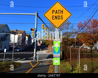 Signalisation indiquant la fin d'une section d'un sentier de randonnée et de vélo, et les directions vers East Coast Greenway, Fox point, Providence, Rhode Island. Banque D'Images