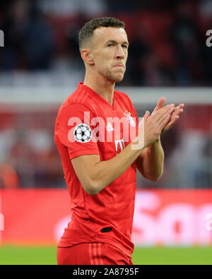 Munich, Allemagne. Nov 6, 2019. Ivan Perisic du Bayern Munich accueille les fans de la Ligue des Champions après un match du groupe B entre FC Bayern Munich de l'Allemagne et l'Olympiacos Le Pirée de Grèce à Munich, Allemagne, le 6 novembre 2019. Crédit : Philippe Ruiz/Xinhua/Alamy Live News Banque D'Images