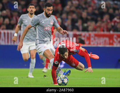 Munich, Allemagne. Nov 6, 2019. Robert Lewandowski (bas) du Bayern Munich rivalise avec Yassine Meriah (top) de l'Olympiacos lors d'une Ligue des Champions groupe B match entre FC Bayern Munich de l'Allemagne et de l'Olympiakos Le Pirée de Grèce à Munich, Allemagne, le 6 novembre 2019. Crédit : Philippe Ruiz/Xinhua/Alamy Live News Banque D'Images