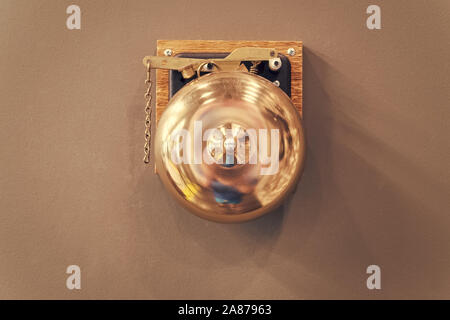 Bronze rétro. Gong Gong Gong boxe. vintage alliage. ancien bell gong sur mur. boxing bell. suite l'alarme et le symbole d'alerte finale. signal d'arrêt ou de départ. Combat final. ring bell. musée du sport. Banque D'Images