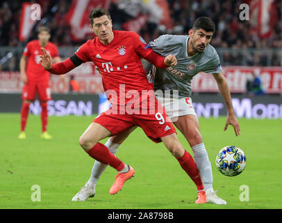 Munich, Allemagne. Nov 6, 2019. Robert Lewandowski (L) du Bayern Munich rivalise avec Andreas Bouchalakis de l'Olympiacos lors d'une Ligue des Champions groupe B match entre FC Bayern Munich de l'Allemagne et de l'Olympiakos Le Pirée de Grèce à Munich, Allemagne, le 6 novembre 2019. Crédit : Philippe Ruiz/Xinhua/Alamy Live News Banque D'Images