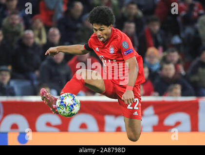 Munich, Allemagne. Nov 6, 2019. Serge Gnabry du Bayern Munich contrôle la balle au cours d'une Ligue des Champions groupe B match entre FC Bayern Munich de l'Allemagne et de l'Olympiakos Le Pirée de Grèce à Munich, Allemagne, le 6 novembre 2019. Crédit : Philippe Ruiz/Xinhua/Alamy Live News Banque D'Images