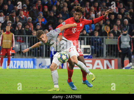 Munich, Allemagne. Nov 6, 2019. Kingsley Coman (R) du Bayern Munich rivalise avec Konstantinos Tsimikas de l'Olympiacos lors d'une Ligue des Champions groupe B match entre FC Bayern Munich de l'Allemagne et de l'Olympiakos Le Pirée de Grèce à Munich, Allemagne, le 6 novembre 2019. Crédit : Philippe Ruiz/Xinhua/Alamy Live News Banque D'Images