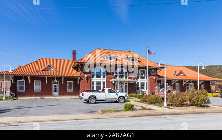 ERWIN, TN, USA-28 oct 2019 : Colonel J. F. Toney Memorial Library, dans la ville de East Tennesse Erwin. Banque D'Images