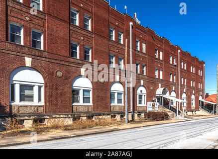 ERWIN, TN, USA-28 oct 2019 : office building brique de CSX Transportation, un chemin de fer opérant dans l'Est des États-Unis Le grand bâtiment servait fo Banque D'Images