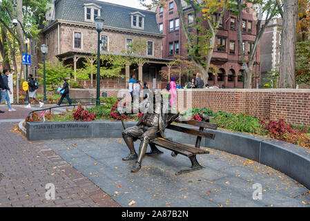 Sculpture de lunatique Benjamin Franklin assis sur un banc de la lecture d'une question de la Pennsylvania Gazette.Université de Pennsylvanie, Philadelphie, USA Banque D'Images