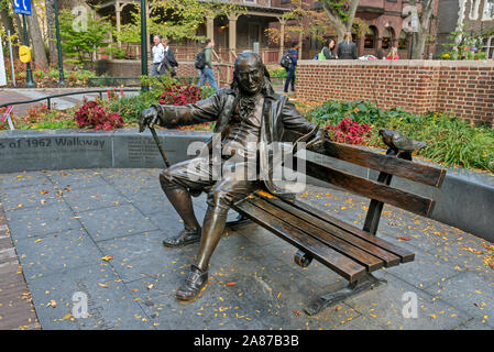 Sculpture de lunatique Benjamin Franklin assis sur un banc de la lecture d'une question de la Pennsylvania Gazette.Université de Pennsylvanie, Philadelphie, USA Banque D'Images