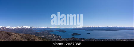 Vue panoramique de la Cordillère des Andes et le lac Nahuel Huapi à Bariloche, Patagonie, Argentine Banque D'Images