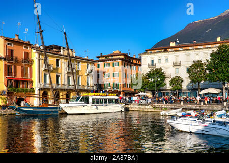 Malcesine, Italie, 10/27/2019 : Avis de Malcesine au bord de lac Le lac de Garde en été dans le nord de l'Italie. Malcesine est un lieu de vacances populaire Banque D'Images