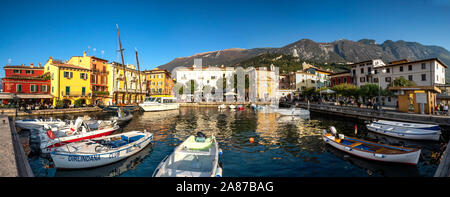 Malcesine, Italie, 10/27/2019 : Avis de Malcesine au bord de lac Le lac de Garde en été dans le nord de l'Italie. Malcesine est un lieu de vacances populaire Banque D'Images