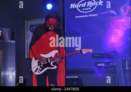 La bande, bande@Work, joue un spectacle Halloween au Hard Rock Cafe, Phnom Penh, Cambodge, Indochine, l'Asie du Sud Est. © Kraig Lieb Banque D'Images