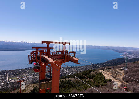 Vue sur la scène du téléphérique pour la montagne Cerro Otto contre lac Nahuel Huapi à Bariloche, Patagonie, Argentine Banque D'Images