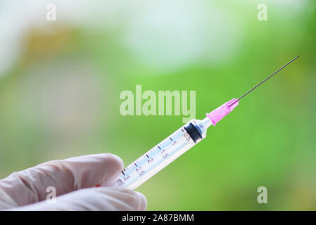 L'injection de médicaments seringue et l'aiguille dans la main à l'infirmière patient donnant prophylactique vaccin Banque D'Images