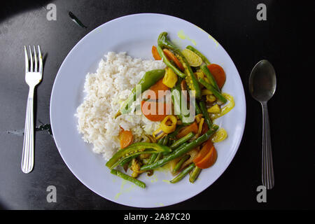 Un plat de légumes sautés à feu vif avec le calmar et le riz à Haji Yahya Malay restaurant à Ipoh, Perak, Malaisie Banque D'Images