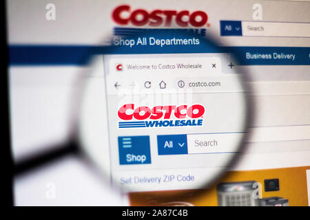 Sur cette photo, la page d'illustration de l'Costco Wholesale Corporation site web est vu affichée sur l'écran d'un ordinateur à travers une loupe. Banque D'Images