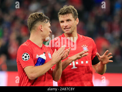 Munich, Allemagne. Nov 6, 2019. Thomas Mueller (R) et Joshua Kimmich du Bayern Munich parler de la Ligue des Champions après un match du groupe B entre FC Bayern Munich de l'Allemagne et l'Olympiacos Le Pirée de Grèce à Munich, Allemagne, le 6 novembre 2019. Crédit : Philippe Ruiz/Xinhua/Alamy Live News Banque D'Images