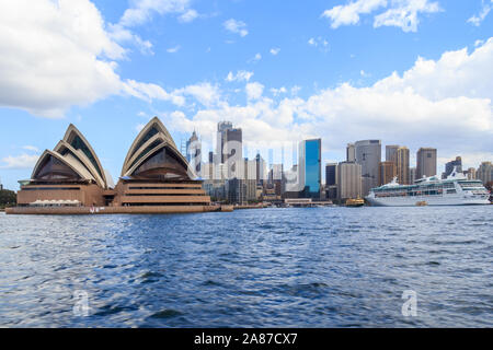 Sydney, Australie - 23 mars 2013 : Opéra de Sydney, le bateau de croisière et le quartier central des affaires. La ville est une destination de croisière populaire Banque D'Images