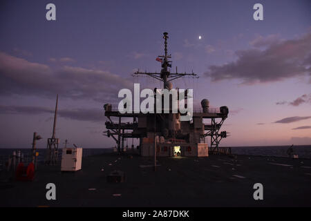 191104-N-comme la mer Tyrrhénienne200-0143 (nov. 3, 2019) Le Blue Ridge-class et de contrôle, le USS Mount Whitney (LCC 20) transits la mer Tyrrhénienne, le 3 novembre 2019. Mount Whitney est la sixième flotte américaine, homeported phare à Gaeta, Italie et fonctionne avec un équipage de marins américains de transport maritime militaire et civil service commande marins. (U.S. Photo par marine Spécialiste de la communication de masse de la classe de 3ème a appelé Verbis/libérés) Banque D'Images