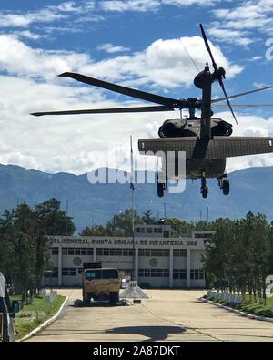 Des soldats du 1er bataillon du 183ème bataillon d'hélicoptères d'assaut le transport du personnel dans un UH-60 Black Hawk de Guatemala City à Huehuetenango Base militaire, le 4 juin. L'unité déployée avec environ 150 soldats de la Garde nationale de l'Idaho à l'appui de l'Au-delà de l'horizon 2019. Banque D'Images