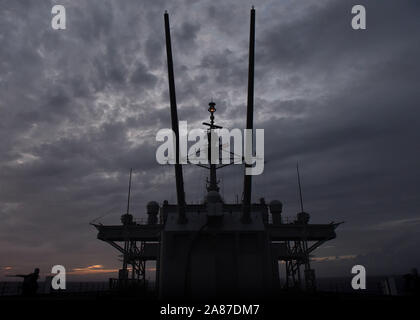 191106-N-comme la mer Tyrrhénienne200-0492 (nov. 6, 2019) Le Blue Ridge-class et de contrôle, le USS Mount Whitney (LCC 20) transits la mer Tyrrhénienne, le 6 novembre 2019. Mount Whitney est la sixième flotte américaine, homeported phare à Gaeta, Italie et fonctionne avec un équipage de marins américains de transport maritime militaire et civil service commande marins. (U.S. Photo par marine Spécialiste de la communication de masse de la classe de 3ème a appelé Verbis/libérés) Banque D'Images