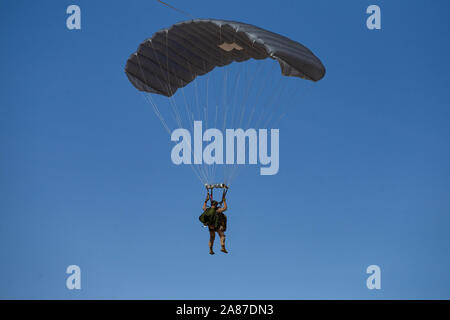 Un U.S. Marine avec 2e Bataillon de Reconnaissance (RECON 2d), 2e Division de Marines (2d MARDIV) guides d'un parachute d'une zone d'atterrissage au Camp Wilson, Marine Corps Air Ground Combat Center, Twentynine Palms, California, le 24 octobre 2019. Le but de cette formation est pour les missions de reconnaissance des Marines d'exercer leur capacité à insérer par l'intermédiaire de l'air lorsque les routes sont inaccessibles. Deuxième Bataillon de Reconnaissance, participeront à l'exécution de l'exercice de combat de MAGTF (1-20) MWX. MWX est configuré pour être le plus grand exercice mené par l'MARDIV 2d dans plusieurs décennies. (U.S. Marine Corps photo de la Banque D'Images