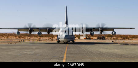 Les Marines américains avec 2e Bataillon de Reconnaissance (RECON 2d), 2e Division de Marines (2d MARDIV) se préparer à bord d'un avion cargo C-130 au Camp Wilson, Marine Corps Air Ground Combat Center, Twentynine Palms, California, le 24 octobre 2019. Le but de cette formation est pour les missions de reconnaissance des Marines d'exercer leur capacité à insérer par l'intermédiaire de l'air lorsque les routes sont inaccessibles. Deuxième Bataillon de Reconnaissance, participeront à l'exécution de l'exercice de combat de MAGTF (1-20) MWX. MWX est configuré pour être le plus grand exercice mené par l'MARDIV 2d dans plusieurs décennies. (U.S. Photo par Marine Corps Banque D'Images