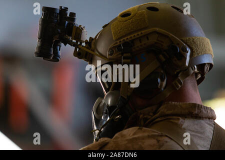 Un U.S. Marine avec 2e Bataillon de Reconnaissance (RECON 2d), 2e Division de Marines (2d MARDIV) fixe un masque à oxygène Camp Wilson, Marine Corps Air Ground Combat Center, Twentynine Palms, California, le 24 octobre 2019. Le but de cette formation est pour les missions de reconnaissance des Marines d'exercer leur capacité à insérer par l'intermédiaire de l'air lorsque les routes sont inaccessibles. Deuxième Bataillon de Reconnaissance, participeront à l'exécution de l'exercice de combat de MAGTF (1-20) MWX. MWX est configuré pour être le plus grand exercice mené par l'MARDIV 2d dans plusieurs décennies. (U.S. Marine Corps photo par Lance Cpl. Jess Banque D'Images