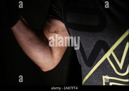 Ebing, Allemagne. 06Th Nov, 2019. ILLUSTRATION - un homme qui est en train de boucles son biceps (mise en scène scène). (Dpa histoire : "plus beau qu'Adonis - hommes et le muscle craze') Crédit : Nicolas Armer/dpa/Alamy Live News Banque D'Images