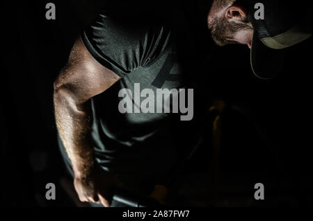 Ebing, Allemagne. 06Th Nov, 2019. ILLUSTRATION - un homme exécute dips pour former le triceps (mise en scène scène). (Dpa histoire : "plus beau qu'Adonis - hommes et le muscle craze') Crédit : Nicolas Armer/dpa/Alamy Live News Banque D'Images