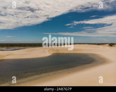 Vue aérienne des dunes de sable et les lagons au Brésil, parc national Lencois Maranhenses dans Maranhao state.Lago azul Banque D'Images