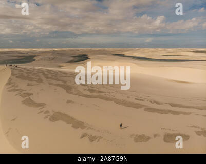 Vue aérienne des dunes de sable et les lagons au Brésil, parc national Lencois Maranhenses dans Maranhao state.Lago azul Banque D'Images