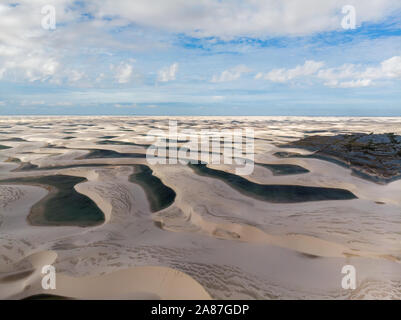 Vue aérienne des dunes de sable et les lagons au Brésil, parc national Lencois Maranhenses dans Maranhao state.Lago azul Banque D'Images