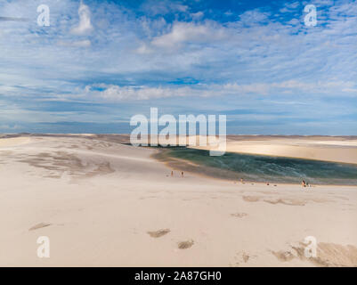 Vue aérienne des dunes de sable et les lagons au Brésil, parc national Lencois Maranhenses dans Maranhao state.Lago azul Banque D'Images